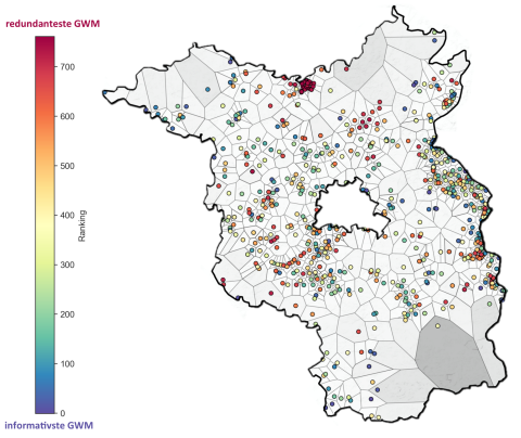 Abbildung 1: Ergebnisse der informationsbasierten Messnetzoptimierung. Karte der gerankten Grundwassermessstellen, eingefärbt nach Rang (Hintergrund: Thiessen-Polygone). (Quelle: KIT)